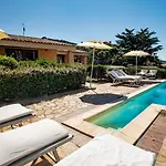 Uno Spazio Di Incontaminato Con Piscina