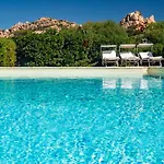 Uno Spazio Di Incontaminato Con Piscina