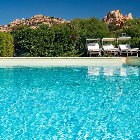 Uno Spazio Di Incontaminato Con Piscina